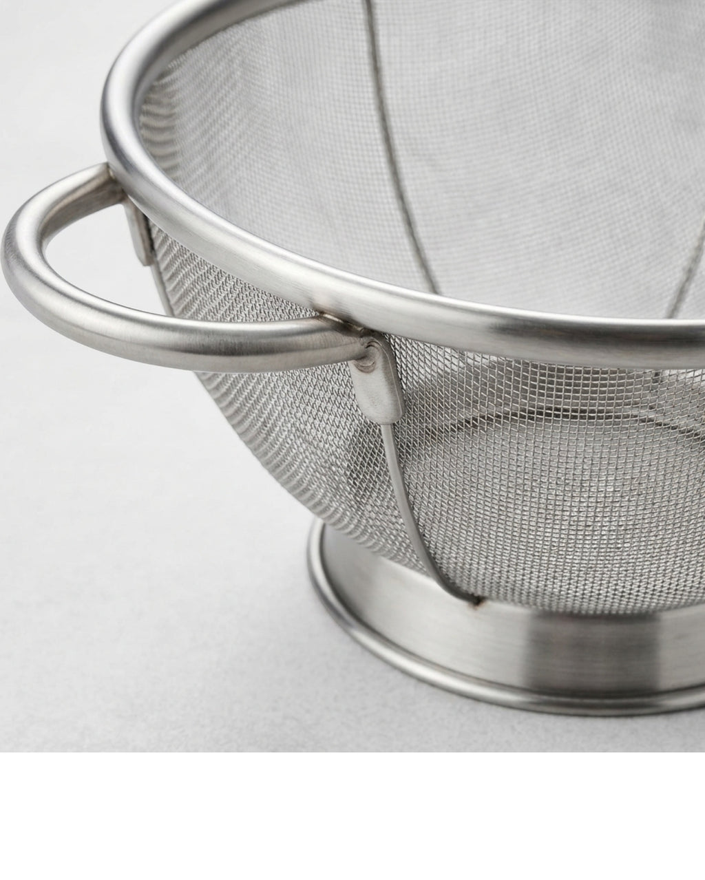 Fexao Round Footed Fine-Mesh Colander with Two Handles 22 cm - Detail view