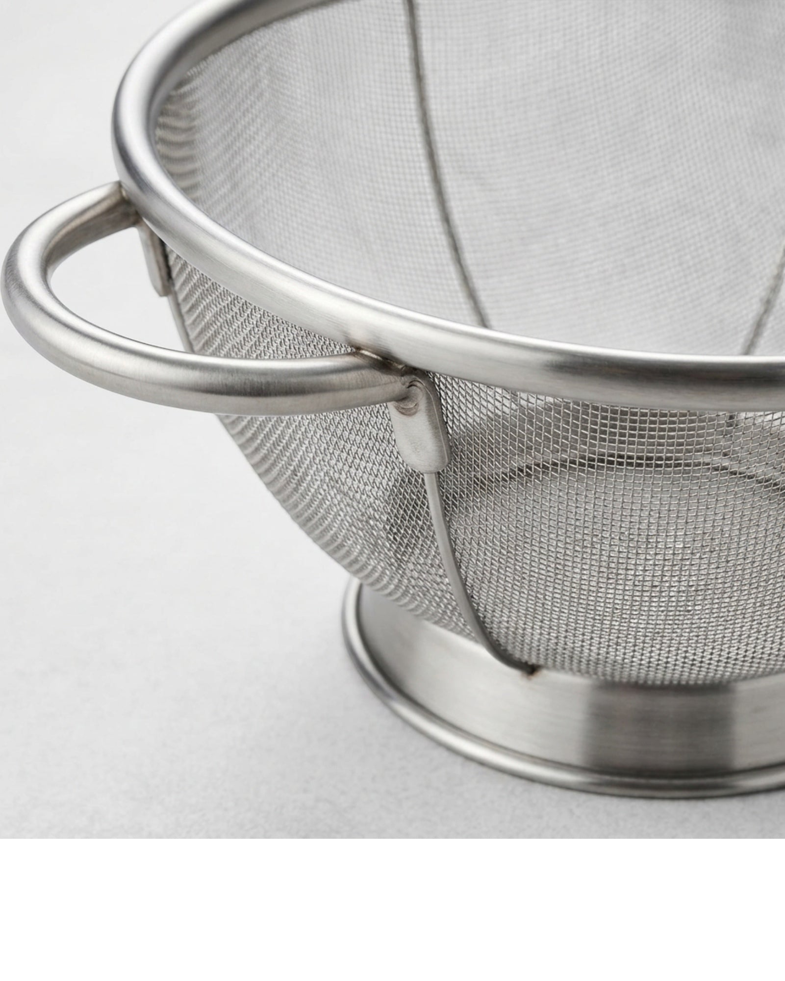 Fexao Round Footed Fine-Mesh Colander with Two Handles 22 cm - Detail view