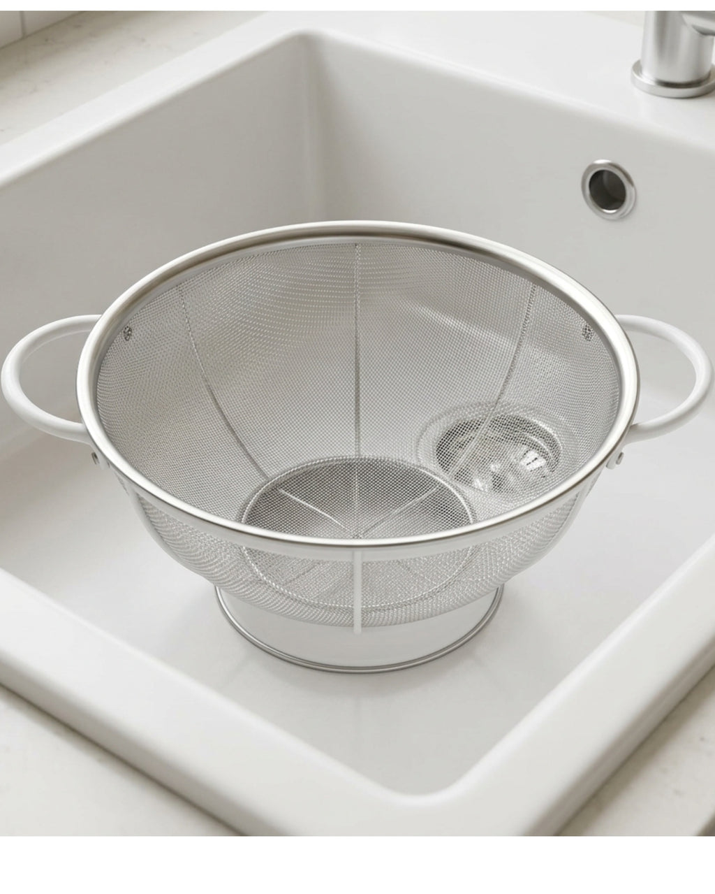 Fexao Round Footed Fine-Mesh Colander with Two Handles 22 cm - Lifestyle view